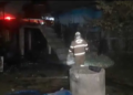 Jovem morre após ter casa invadida por criminosos na Baixada da Sobral; suspeitos atearam fogo em três residências
