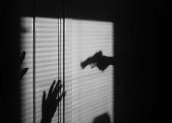 Bandidos invadem casa, fazem família refém e obrigam vítimas a transferirem quase R$ 1 mil