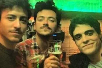 Jesuíta Barbosa reata com ex-namorado e curte romance em bar, diz jornal