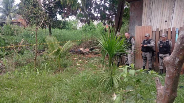 Jovem morre após ter casa invadida por criminosos na Baixada da Sobral; suspeitos atearam fogo em três residências