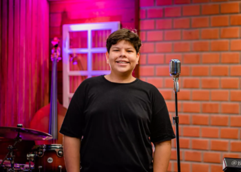 Finalista acreano do The Voice Kids é recebido com aplausos em colégio de Cruzeiro do Sul