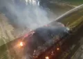 Corpo de Bombeiros combate incêndio em balseiros na ponte Juscelino Kubitschek, em Rio Branco