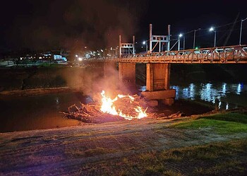 Corpo de Bombeiros combate incêndio em balseiros na ponte Juscelino Kubitschek, em Rio Branco