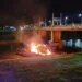 Corpo de Bombeiros combate incêndio em balseiros na ponte Juscelino Kubitschek, em Rio Branco