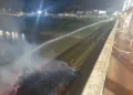 Corpo de Bombeiros combate incêndio em balseiros na ponte Juscelino Kubitschek, em Rio Branco