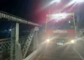 Corpo de Bombeiros combate incêndio em balseiros na ponte Juscelino Kubitschek, em Rio Branco