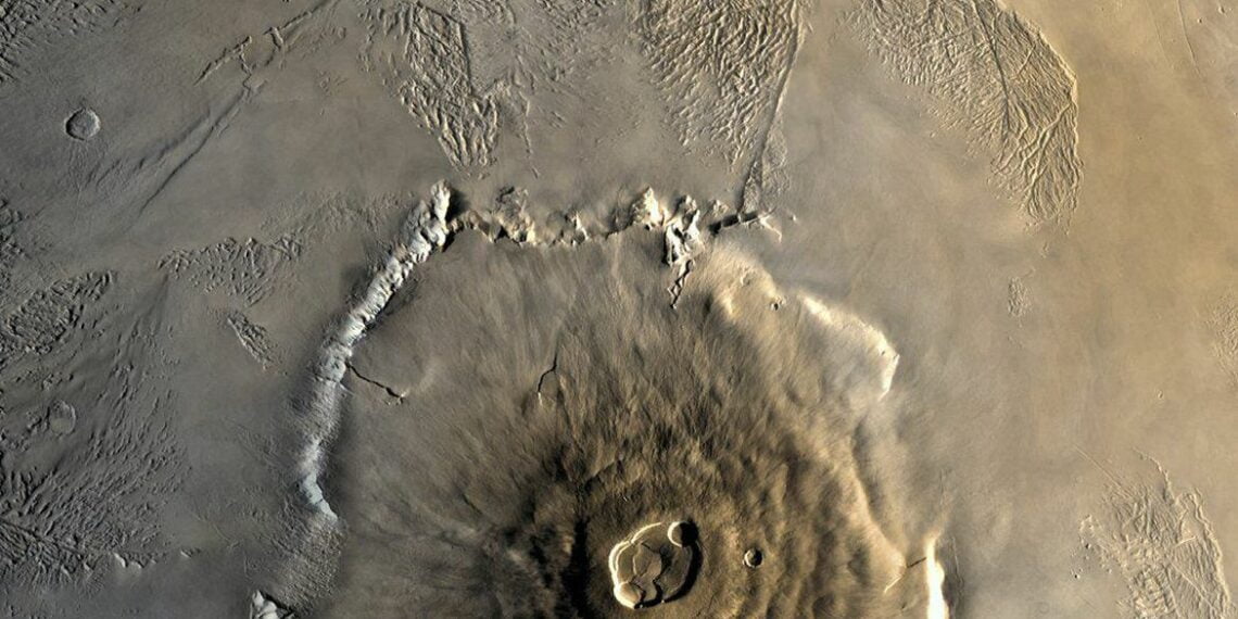 Mosaico colorido do vulcão Olympus Mons em Marte da Viking 1 Orbiter. O mosaico foi criado usando imagens da órbita 735 tiradas em 22 de junho de 1978.