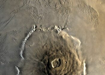 Mosaico colorido do vulcão Olympus Mons em Marte da Viking 1 Orbiter. O mosaico foi criado usando imagens da órbita 735 tiradas em 22 de junho de 1978.