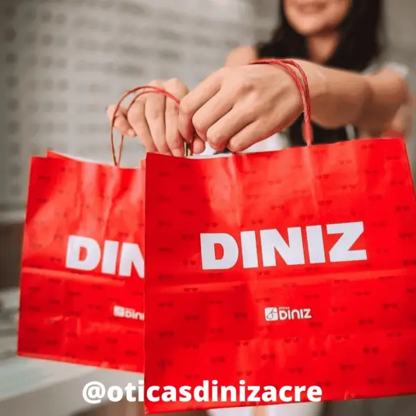 Roberta Marisa é uma das artistas selecionadas no Acre para pintar a réplica de um rádio estilo capelinha dos anos 40