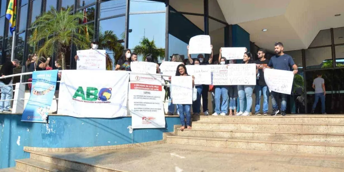 Cobrando vagas em concurso para Rio Branco, dentistas realizam manifestação em frente à Aleac