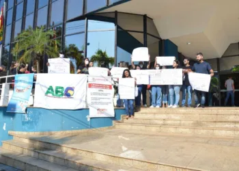 Cobrando vagas em concurso para Rio Branco, dentistas realizam manifestação em frente à Aleac