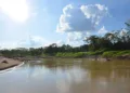 Rio Acre alcança segunda menor cota em oito anos e Defesa Civil leva água em carros-pipa para 20 comunidades na capital