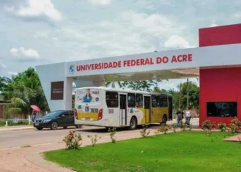Ufac disponibiliza vagas para alunos, professores e comunidade em curso de escrita de sinais