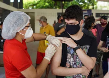 Contra covid: Rio Branco vai liberar 4° dose da vacina para pessoas a partir de 18 anos e realizará mutirão noturno no fim de semana