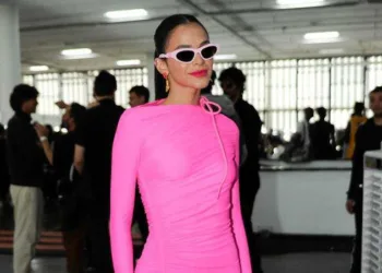 Bruna Marquezine elege rosa queridinho para evento fashion