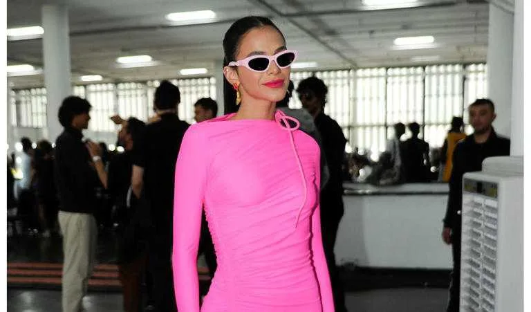 Bruna Marquezine elege rosa queridinho para evento fashion
