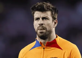Gerard Piqué é flagrado aos beijos com suposto pivô de divórcio com Shakira