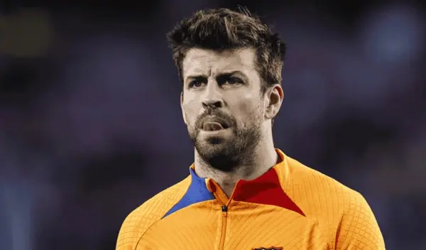 Gerard Piqué é flagrado aos beijos com suposto pivô de divórcio com Shakira