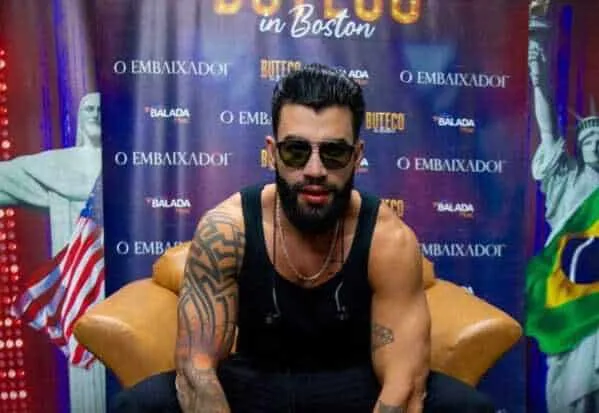 Gusttavo Lima tem o colar furtado durante show em São Luís; vídeo flagrando o momento exato do roubo viralizou na web