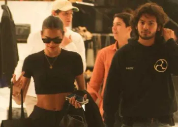 Bruna Marquezine e Xolo Maridueña, de Besouro Azul, são vistos juntos no Brasil