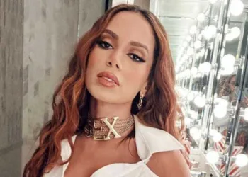 Anitta se emociona após receber prêmio no VMA's: "Cresci achando que não ia ter um futuro legal"