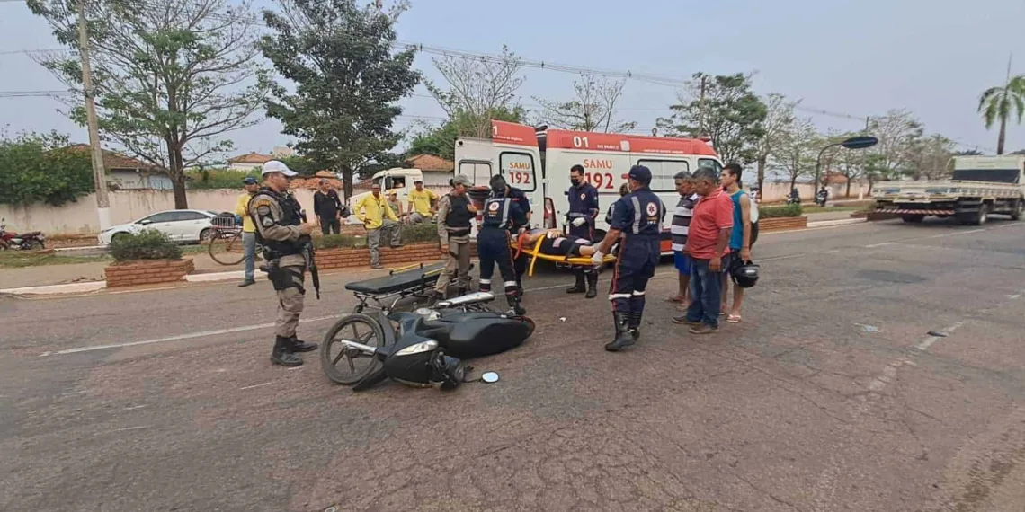 Casal fica ferido ao colidir com caminhão na Avenida Chico Mendes, após tentativa de ultrapassagem