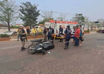 Casal fica ferido ao colidir com caminhão na Avenida Chico Mendes, após tentativa de ultrapassagem