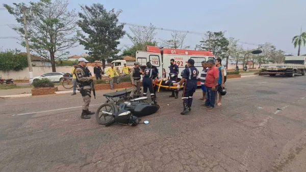 Casal fica ferido ao colidir com caminhão na Avenida Chico Mendes, após tentativa de ultrapassagem