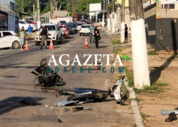 Motociclistas ‘escapa’ da morte em acidente que partiu veículo ao meio