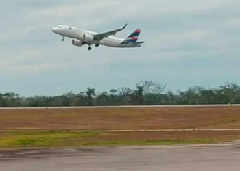 Em Rio Branco, avião “balança” com ventos fortes e piloto tem que arremeter; veja o vídeo