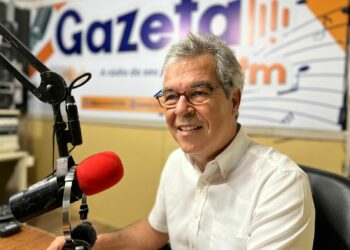 Jorge Viana concedeu entrevista nesta segunda-feira, 8, á rádio Gazeta 93 FM (Foto: Brenna Amâncio)