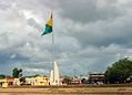 No calçadão da gameleira, impera o imponente mastro com a bandeira exuberante de um povo que um dia lutou para ser brasileiro.