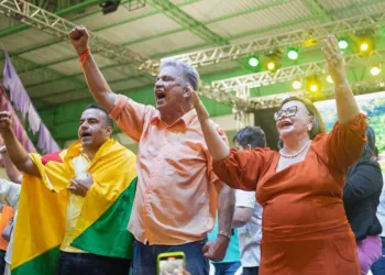 'A eleição vai passar e não vai ter ninguém para disputar comigo', diz Petecão, que já está com mais da metade dos programas de TV gravados