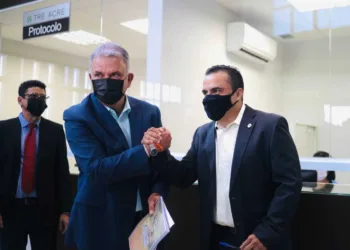 Petecão registra Plano de Governo e candidatura no TRE; 'Nossos adversários nem chapa tem ainda'