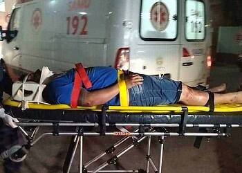 Aparentemente embriagado, motociclista invade pista e sofre acidente na AC-10