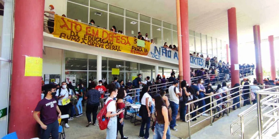 Estudantes e professores da Ufac promovem ato em defesa da democracia no Brasil