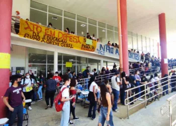 Estudantes e professores da Ufac promovem ato em defesa da democracia no Brasil