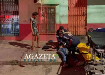 Moradores em situação de rua discutem por garrafa de cachaça e um tenta matar outro com facada no pescoço