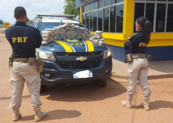 PRF e PM apreendem quase 60 quilos de pasta base de cocaína em fundo falso de saveiro na BR-364