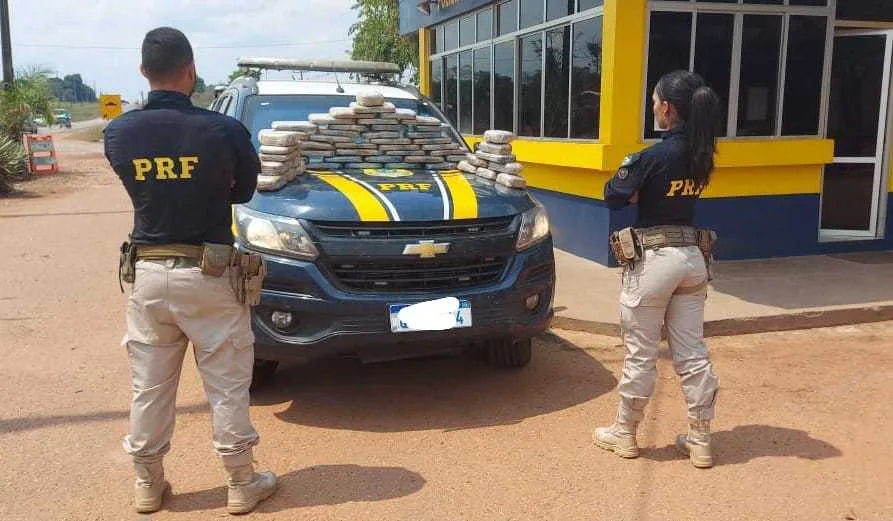 PRF e PM apreendem quase 60 quilos de pasta base de cocaína em fundo falso de saveiro na BR-364