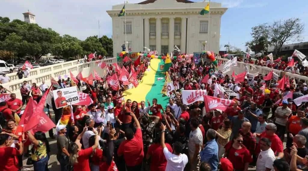 Acompanhados da militância, Jorge, Marcus e Nazaré 'abraçam' o Palácio Rio Branco