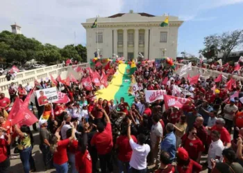 Acompanhados da militância, Jorge, Marcus e Nazaré 'abraçam' o Palácio Rio Branco