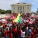 Acompanhados da militância, Jorge, Marcus e Nazaré 'abraçam' o Palácio Rio Branco