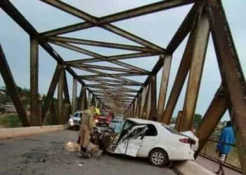 Quatro pessoas ficam feridas em acidente de carro sobre a ponte do Rio Iaco