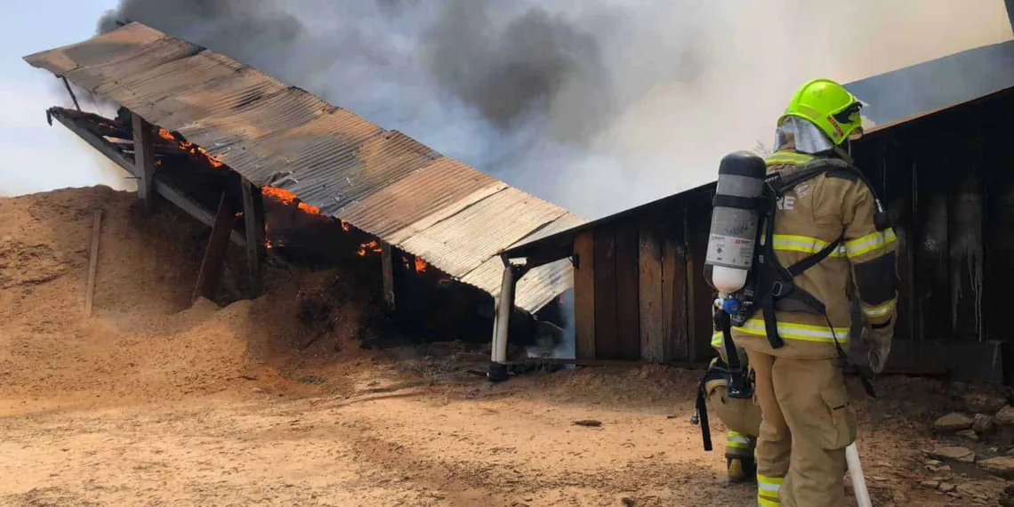 Corpo de Bombeiros contém incêndio em madeireira do Distrito Industrial de Rio Branco