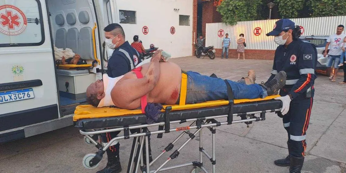 Idoso fica ferido após colidir motocicleta em carro estacionado