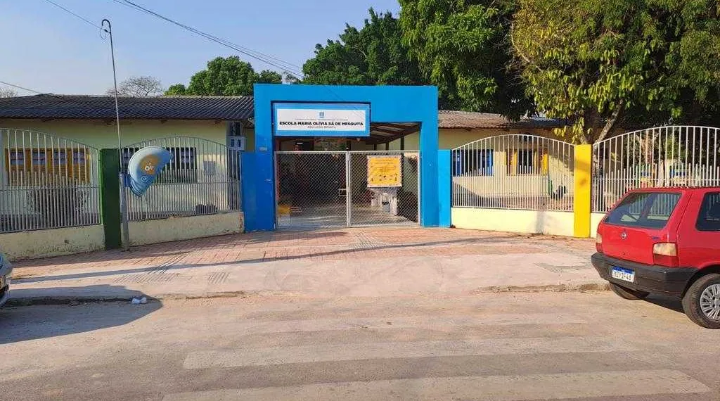 Armado com uma faca, adolescente pula muro de escola e rouba celular de professora