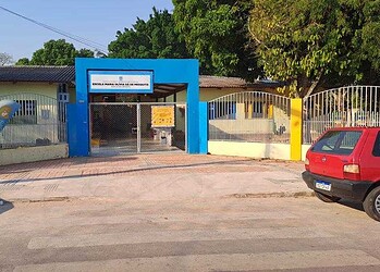 Armado com uma faca, adolescente pula muro de escola e rouba celular de professora