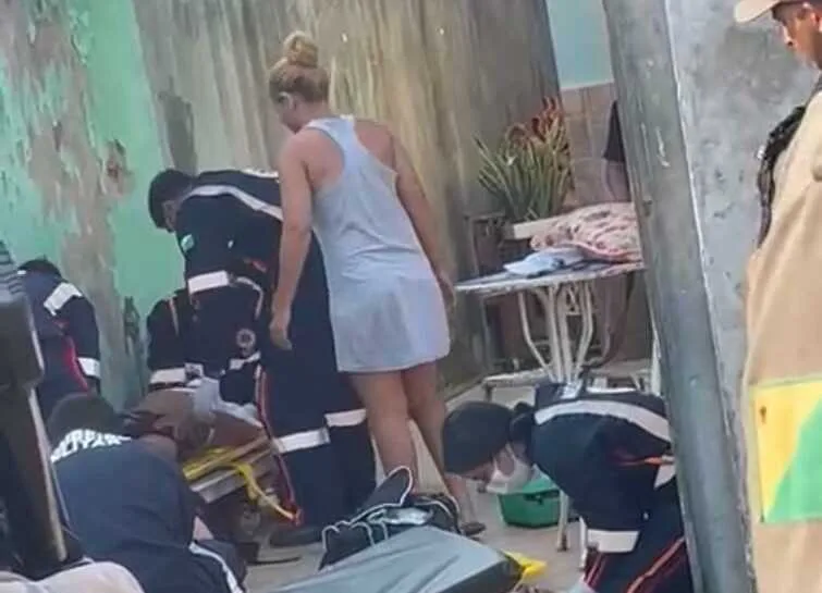 Homem invade casa e efetua dez tiros de pistola contra mãe e filho