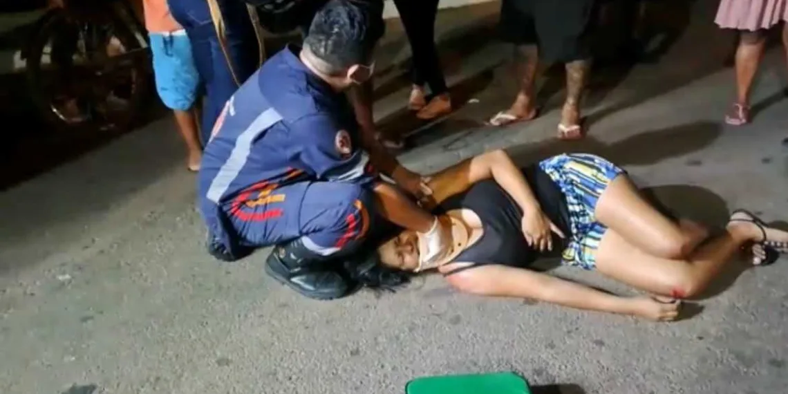 Motociclista sofre acidente após ser atingida com bola de futebol